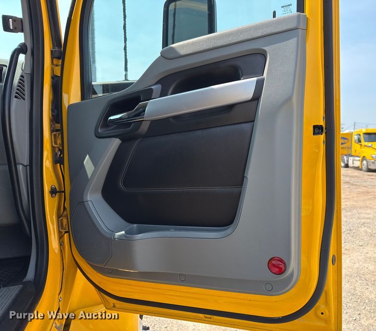 image for item EU2039 2022 Kenworth T680 semi truck