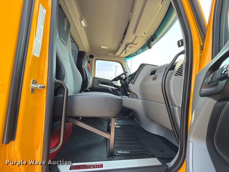 image for item EU2039 2022 Kenworth T680 semi truck