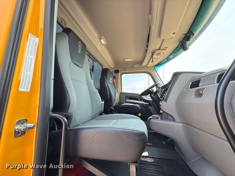 image for item EU2039 2022 Kenworth T680 semi truck