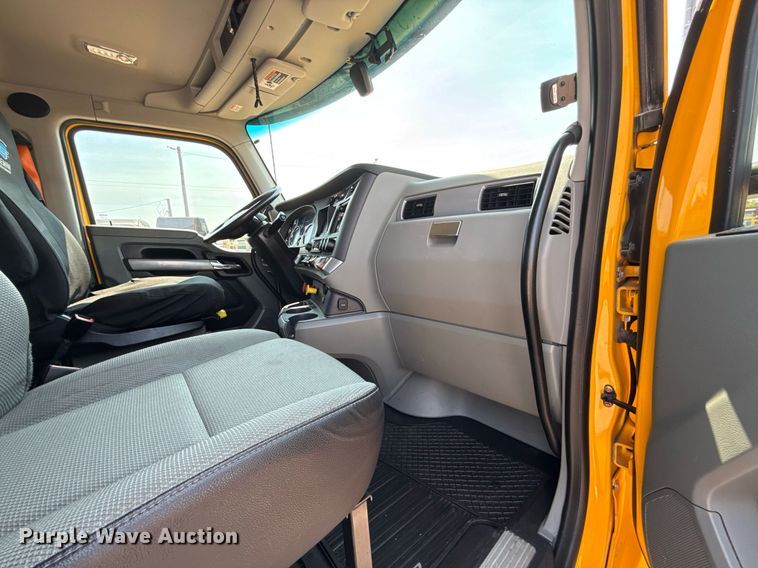 image for item EU2039 2022 Kenworth T680 semi truck