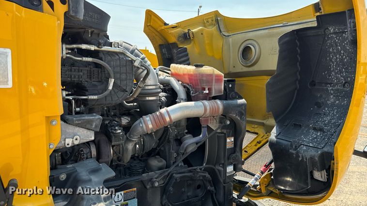 image for item EU2039 2022 Kenworth T680 semi truck