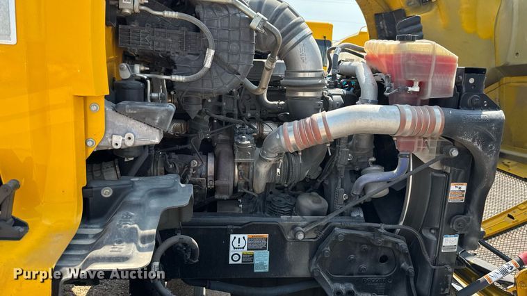 image for item EU2039 2022 Kenworth T680 semi truck