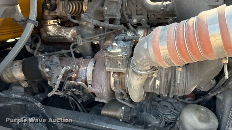 image for item EU2039 2022 Kenworth T680 semi truck