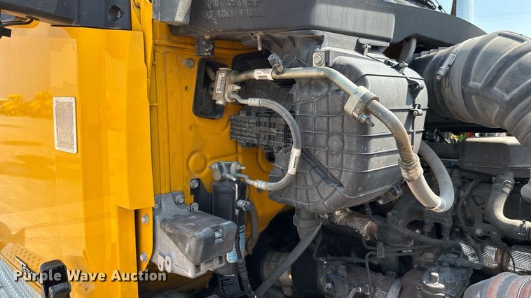 image for item EU2039 2022 Kenworth T680 semi truck