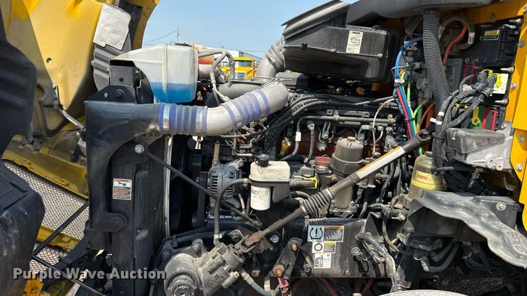 image for item EU2039 2022 Kenworth T680 semi truck