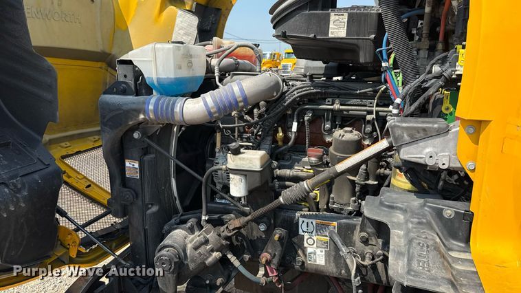 image for item EU2039 2022 Kenworth T680 semi truck