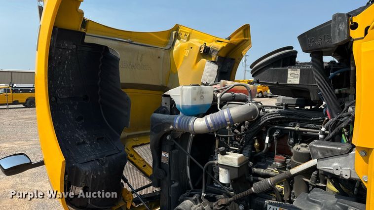 image for item EU2039 2022 Kenworth T680 semi truck