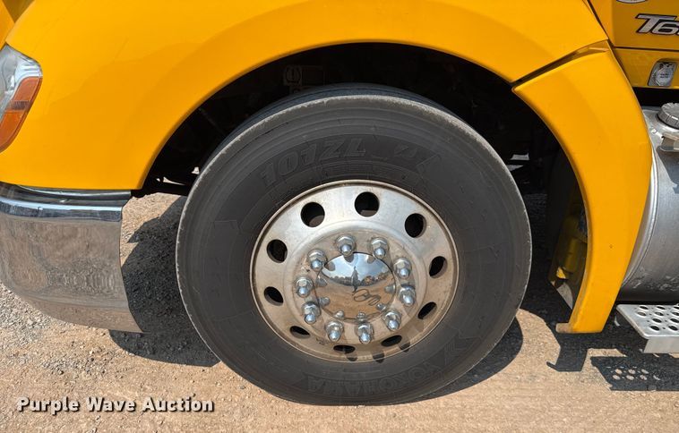 image for item EU2039 2022 Kenworth T680 semi truck