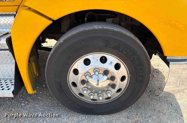 image for item EU2039 2022 Kenworth T680 semi truck
