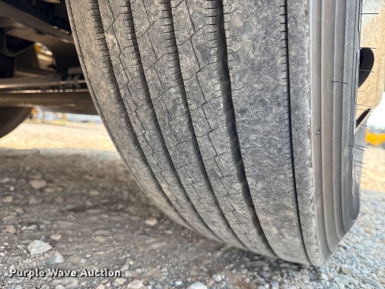 image for item EU2039 2022 Kenworth T680 semi truck