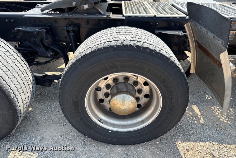 image for item EU2039 2022 Kenworth T680 semi truck