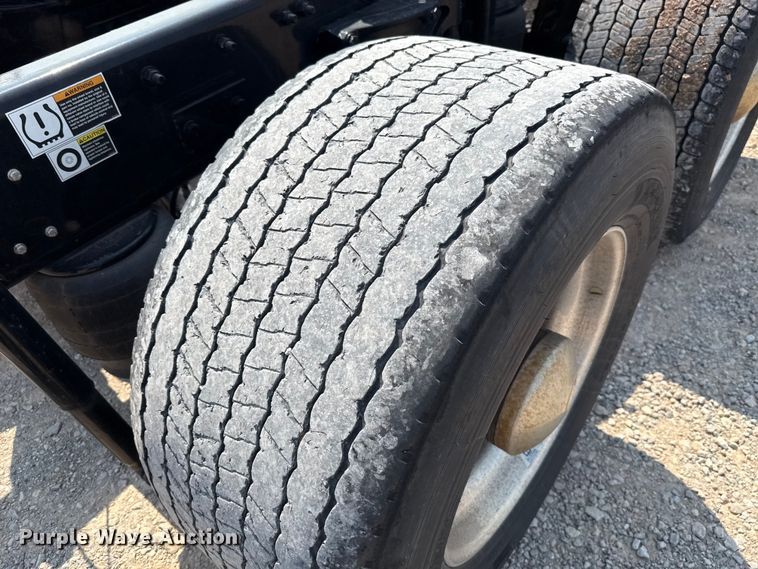 image for item EU2039 2022 Kenworth T680 semi truck