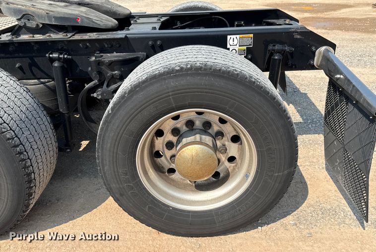 image for item EU2039 2022 Kenworth T680 semi truck