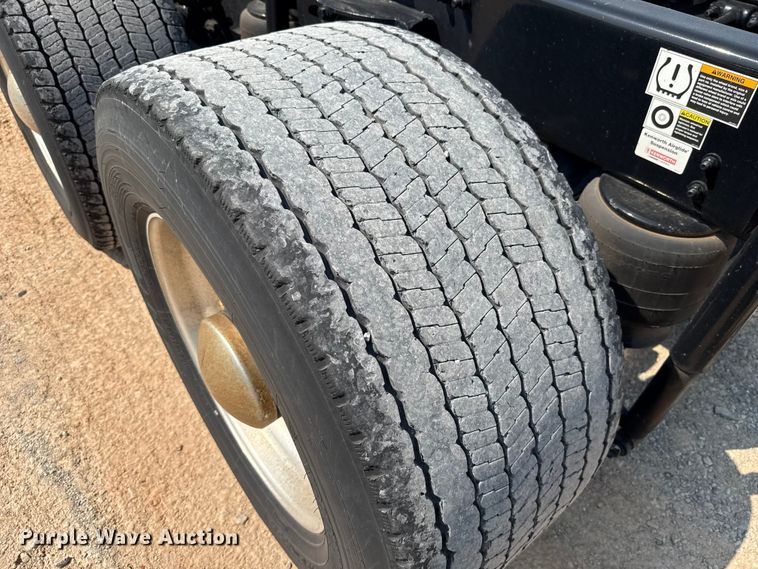 image for item EU2039 2022 Kenworth T680 semi truck