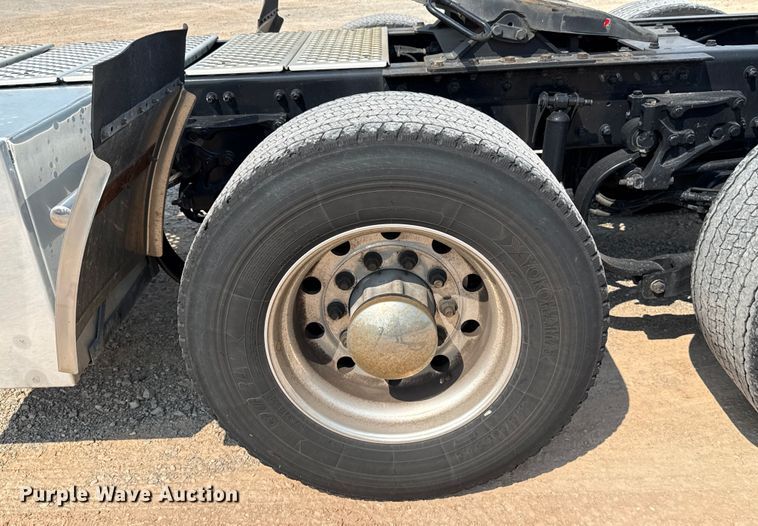 image for item EU2039 2022 Kenworth T680 semi truck