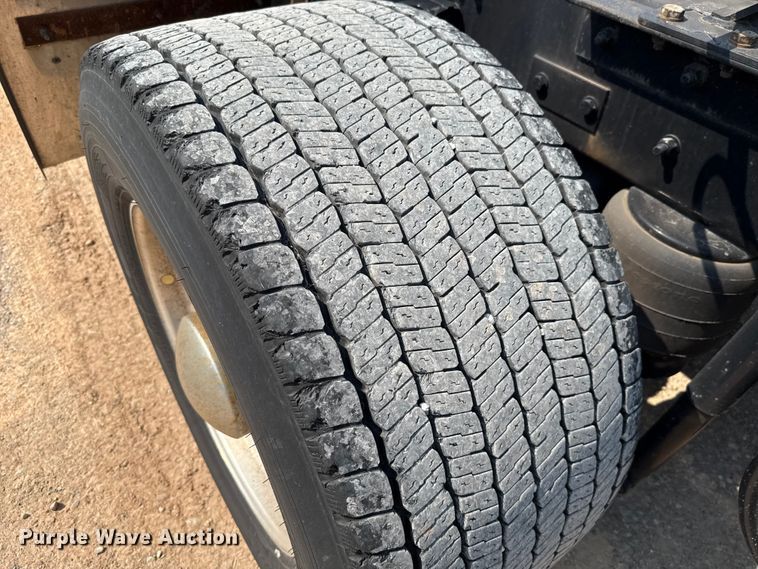 image for item EU2039 2022 Kenworth T680 semi truck