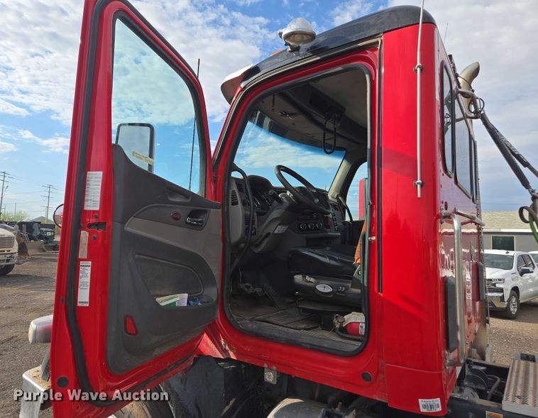 image for item FB9430 2014 Peterbilt 567 semi truck