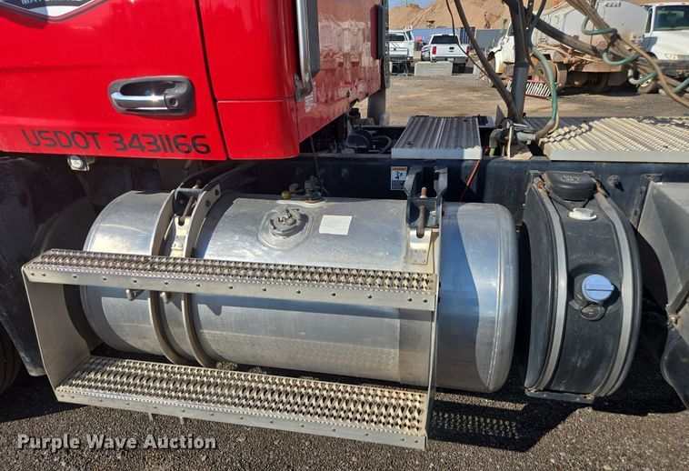 image for item FB9431 2015 Peterbilt 567 semi truck