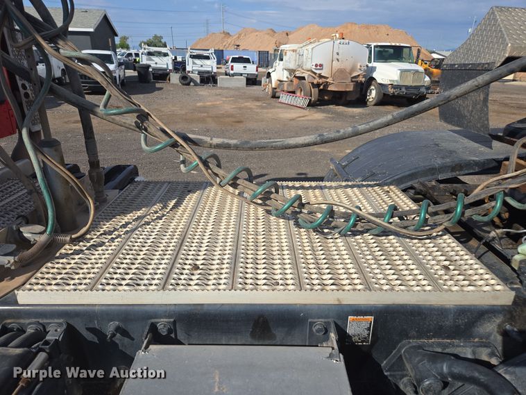 image for item FB9431 2015 Peterbilt 567 semi truck