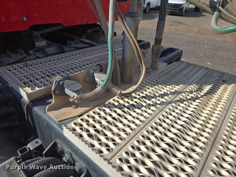 image for item FB9431 2015 Peterbilt 567 semi truck