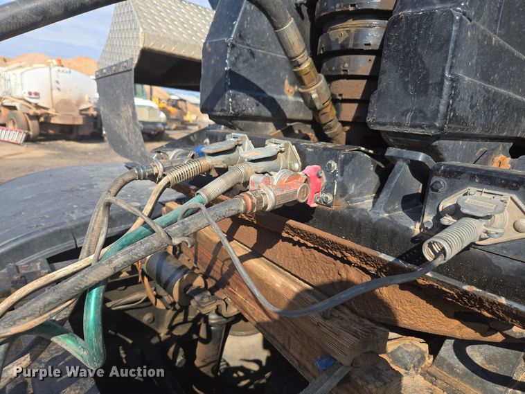 image for item FB9431 2015 Peterbilt 567 semi truck