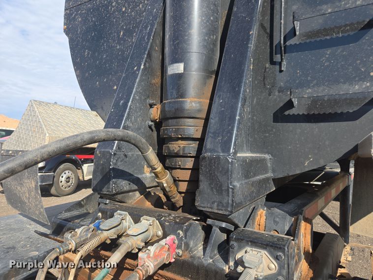 image for item FB9431 2015 Peterbilt 567 semi truck