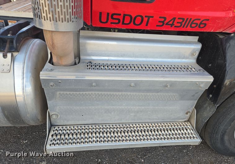 image for item FB9431 2015 Peterbilt 567 semi truck