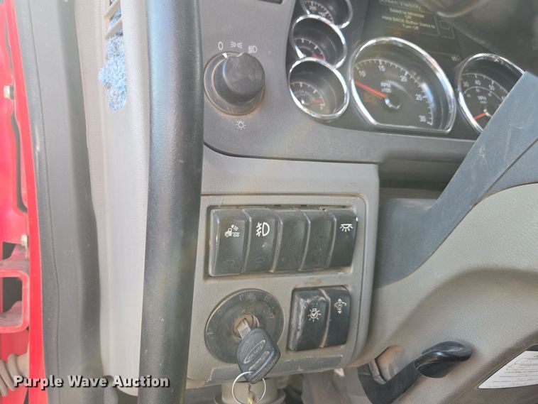 image for item FB9431 2015 Peterbilt 567 semi truck