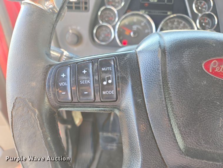 image for item FB9431 2015 Peterbilt 567 semi truck