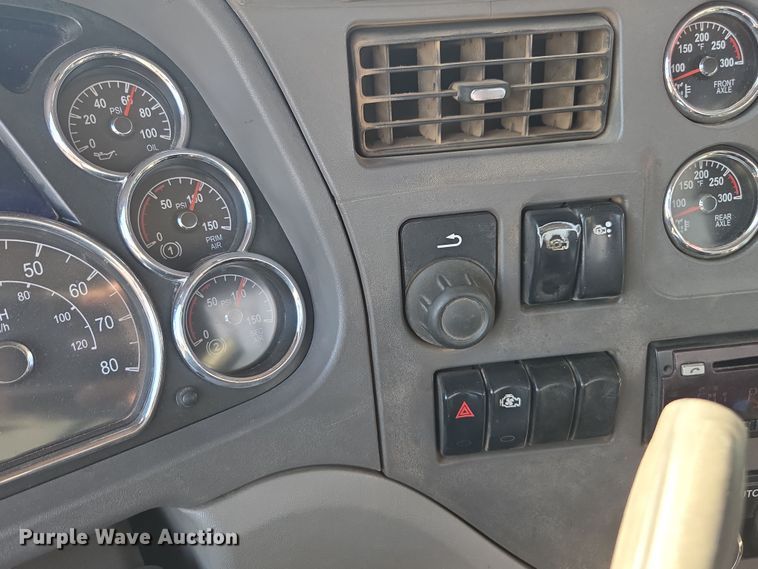 image for item FB9431 2015 Peterbilt 567 semi truck