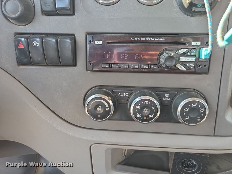 image for item FB9431 2015 Peterbilt 567 semi truck