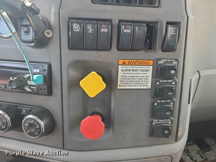 image for item FB9431 2015 Peterbilt 567 semi truck