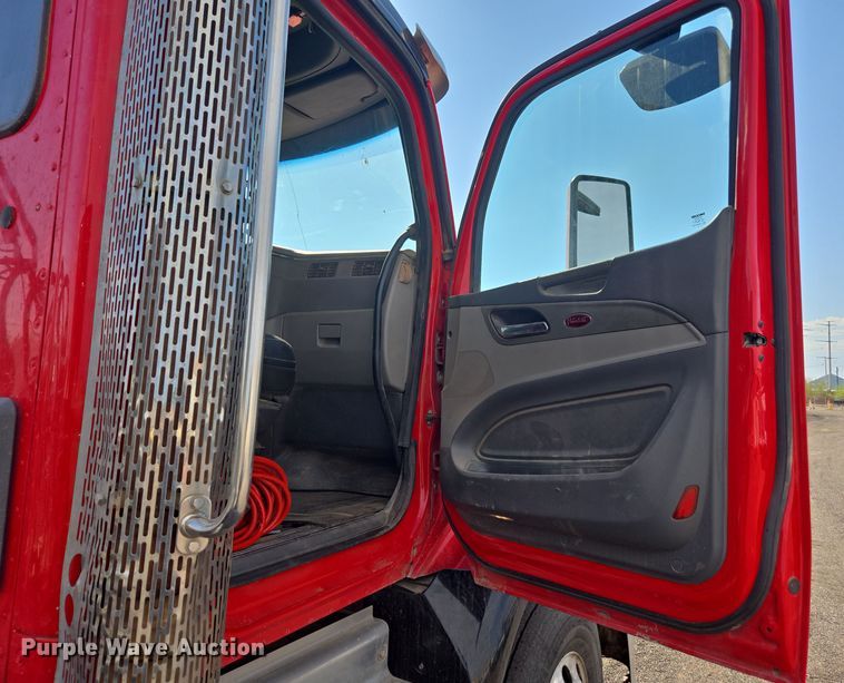 image for item FB9431 2015 Peterbilt 567 semi truck