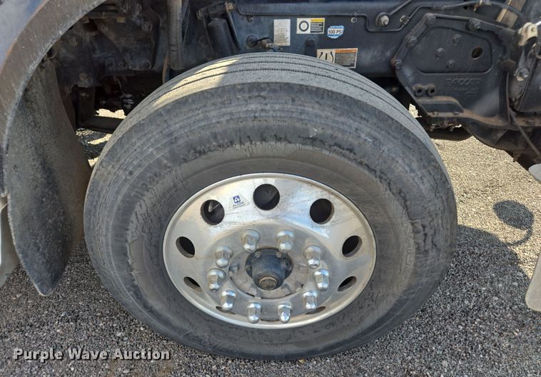 image for item FB9431 2015 Peterbilt 567 semi truck