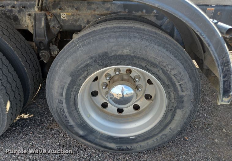 image for item FB9431 2015 Peterbilt 567 semi truck