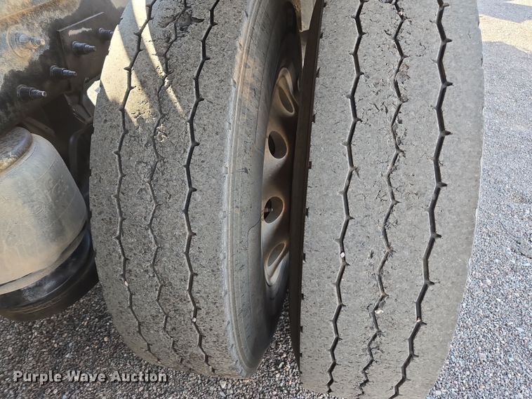 image for item FB9431 2015 Peterbilt 567 semi truck