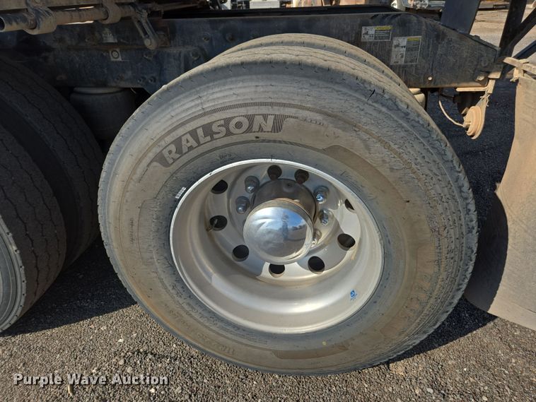 image for item FB9431 2015 Peterbilt 567 semi truck