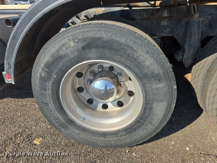 image for item FB9431 2015 Peterbilt 567 semi truck