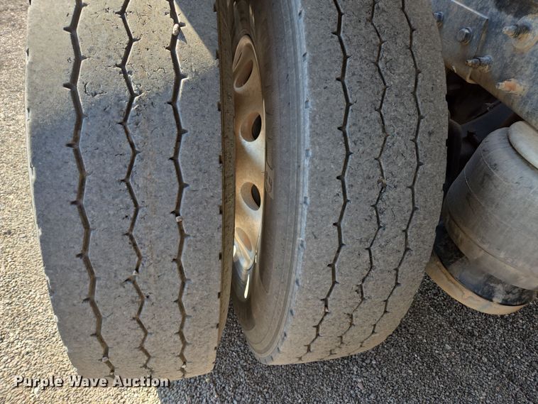 image for item FB9431 2015 Peterbilt 567 semi truck