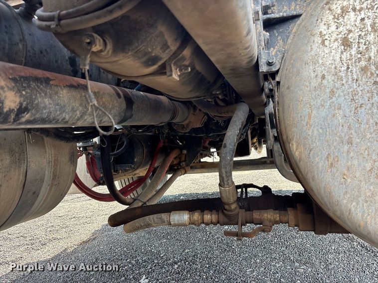 image for item FB9432 2018 Peterbilt 567 semi truck