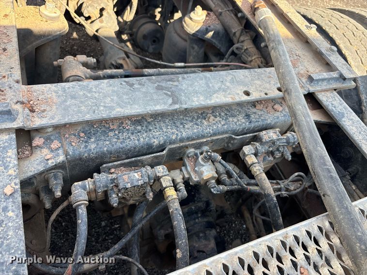 image for item FB9432 2018 Peterbilt 567 semi truck