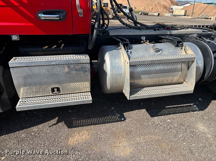 image for item FB9432 2018 Peterbilt 567 semi truck