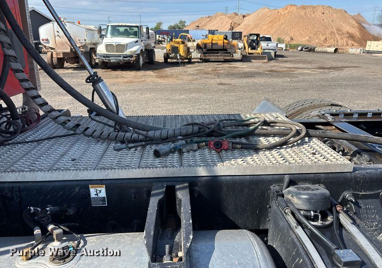 image for item FB9432 2018 Peterbilt 567 semi truck