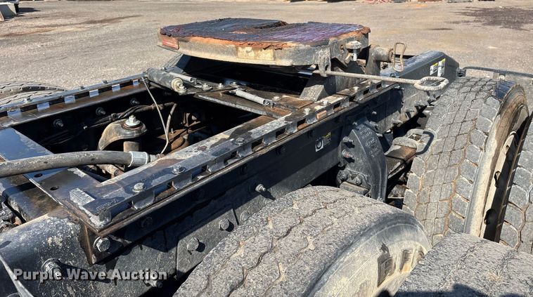 image for item FB9432 2018 Peterbilt 567 semi truck