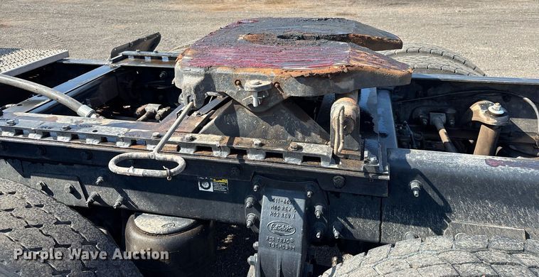 image for item FB9432 2018 Peterbilt 567 semi truck