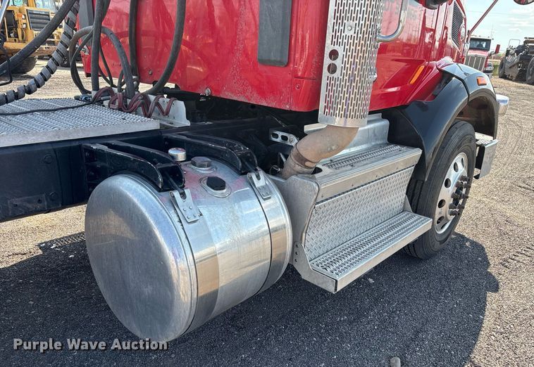 image for item FB9432 2018 Peterbilt 567 semi truck