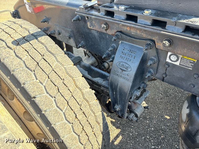 image for item FB9432 2018 Peterbilt 567 semi truck