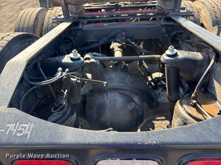 image for item FB9432 2018 Peterbilt 567 semi truck