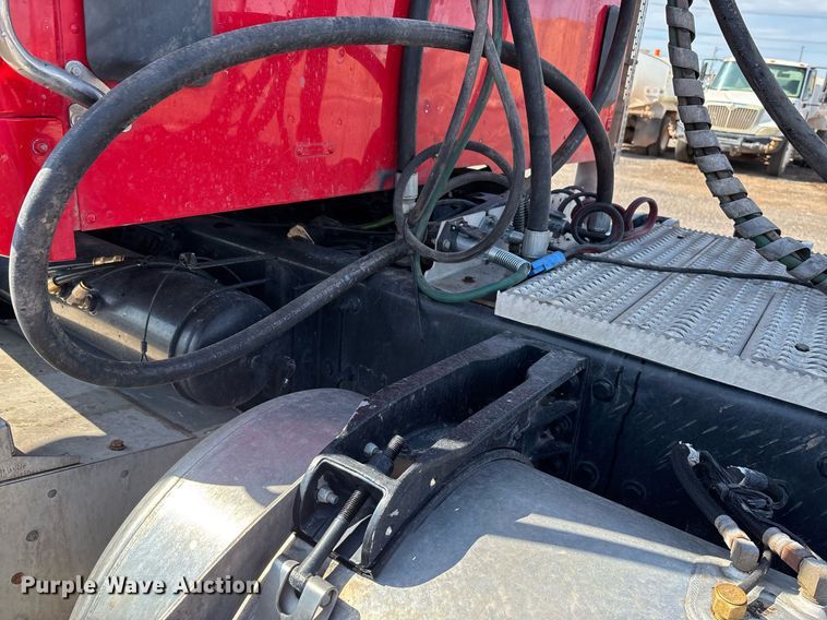 image for item FB9432 2018 Peterbilt 567 semi truck