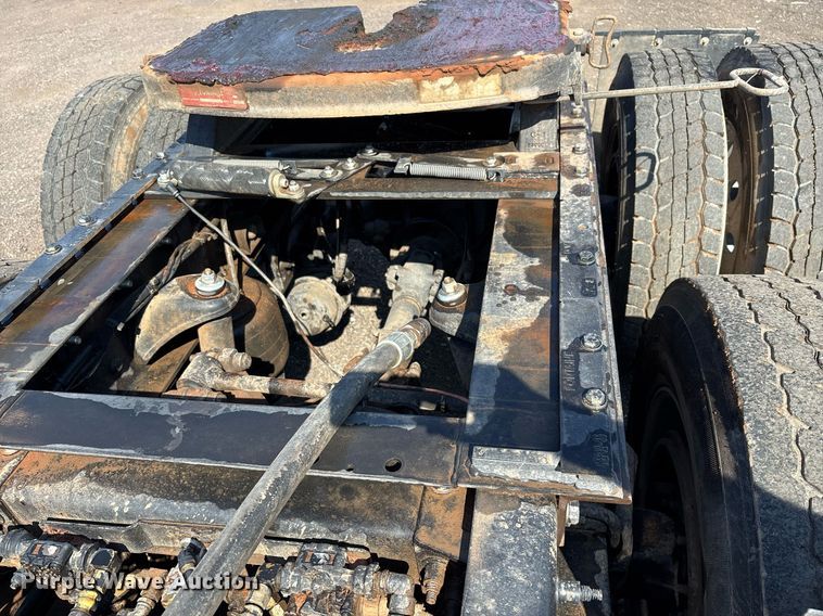 image for item FB9432 2018 Peterbilt 567 semi truck